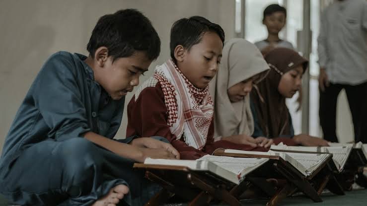 Membiasakan Anak Dekat dengan Al-Qur'an Sejak Usia Dini